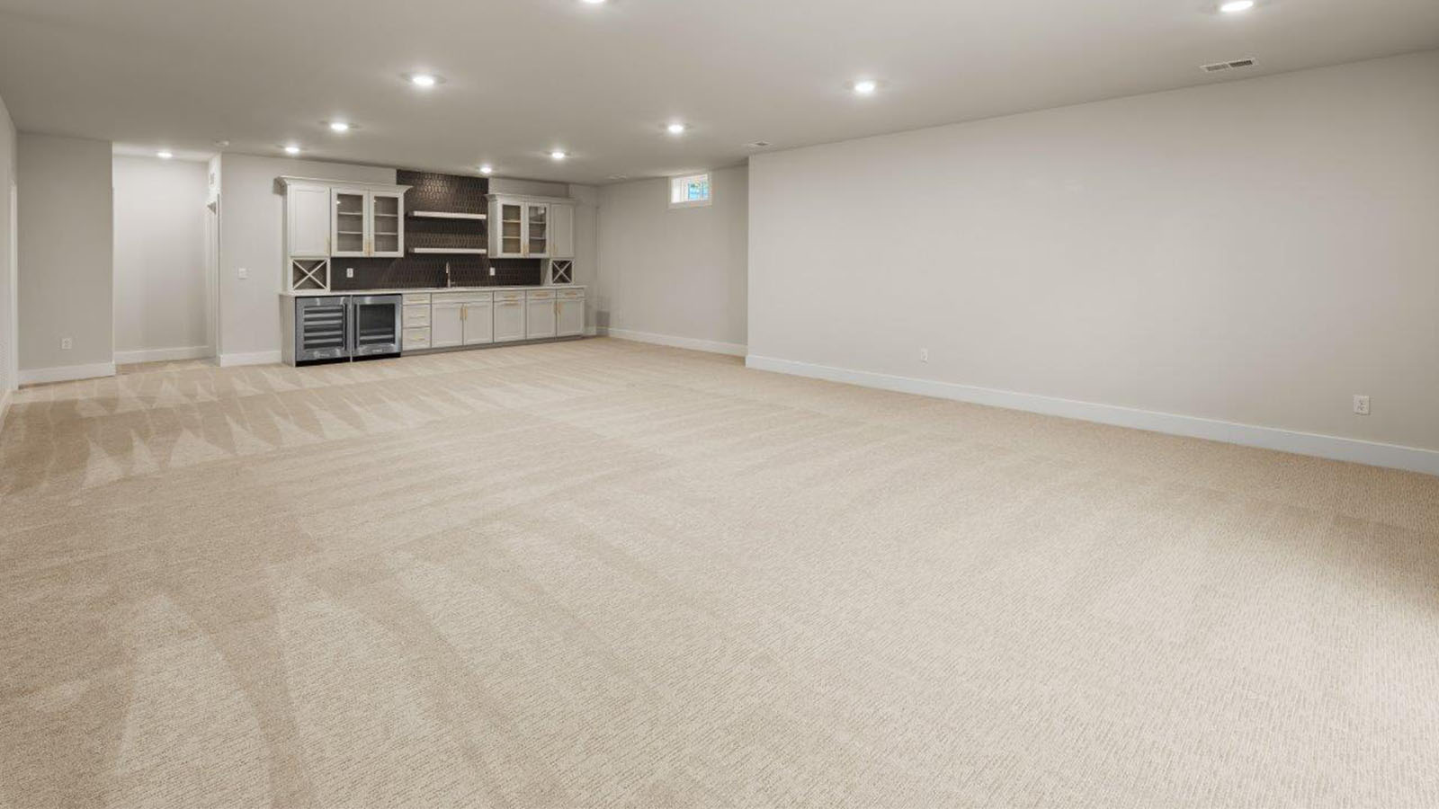 finished basement rec room with wet bar