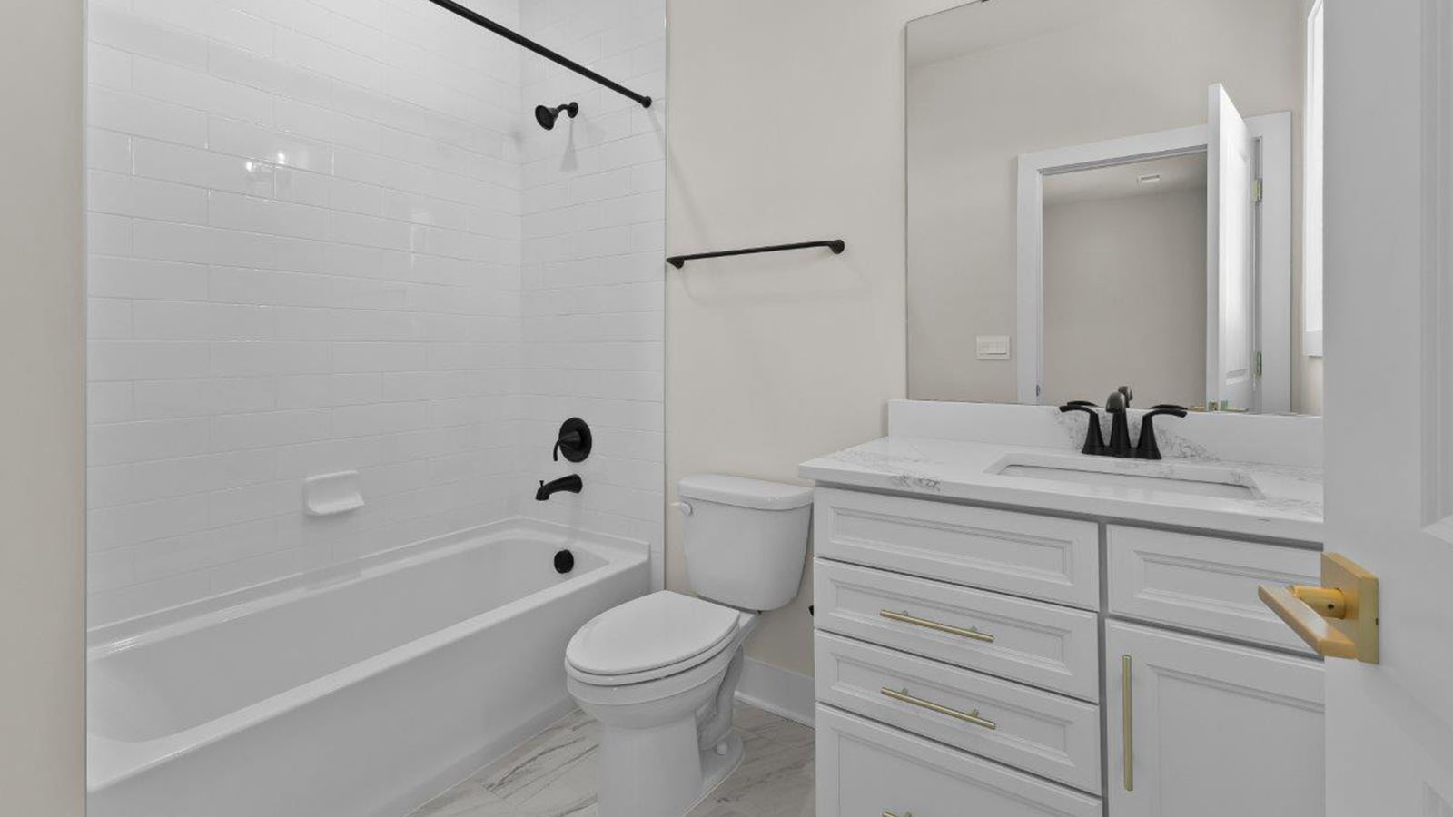 secondary full bathroom
