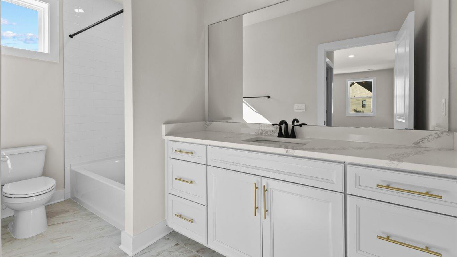 secondary full bathroom