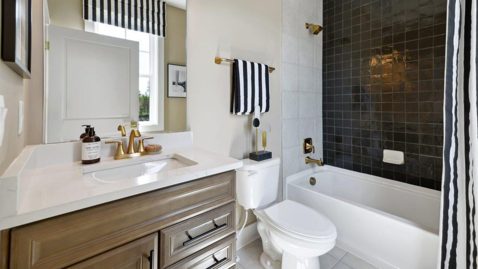 secondary full bathroom