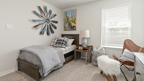 third bedroom with carpet flooring and closet