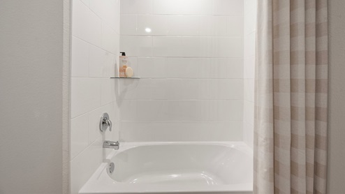 Wilkins Valley secondary bathroom with shower/tub combo