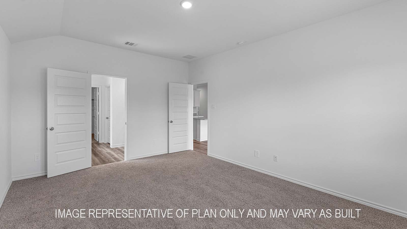 Denton primary beroom with bathroom access.