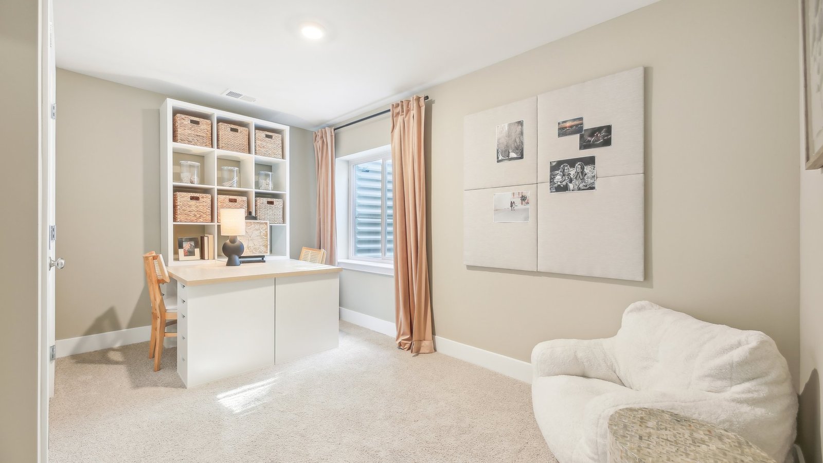 play room or secondary bedroom