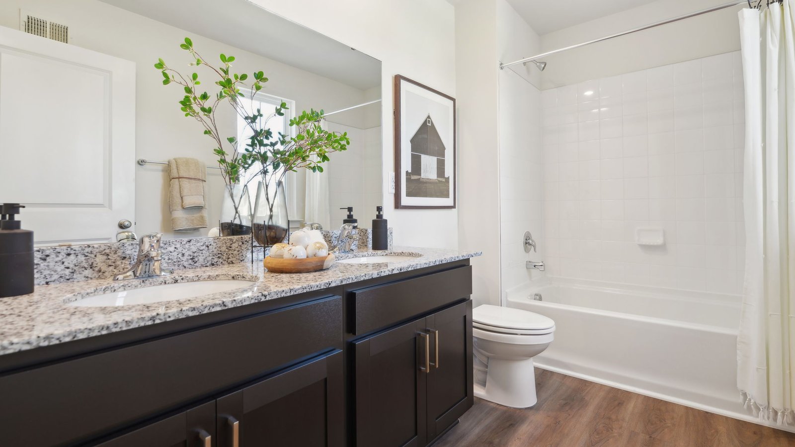secondar full bathroom