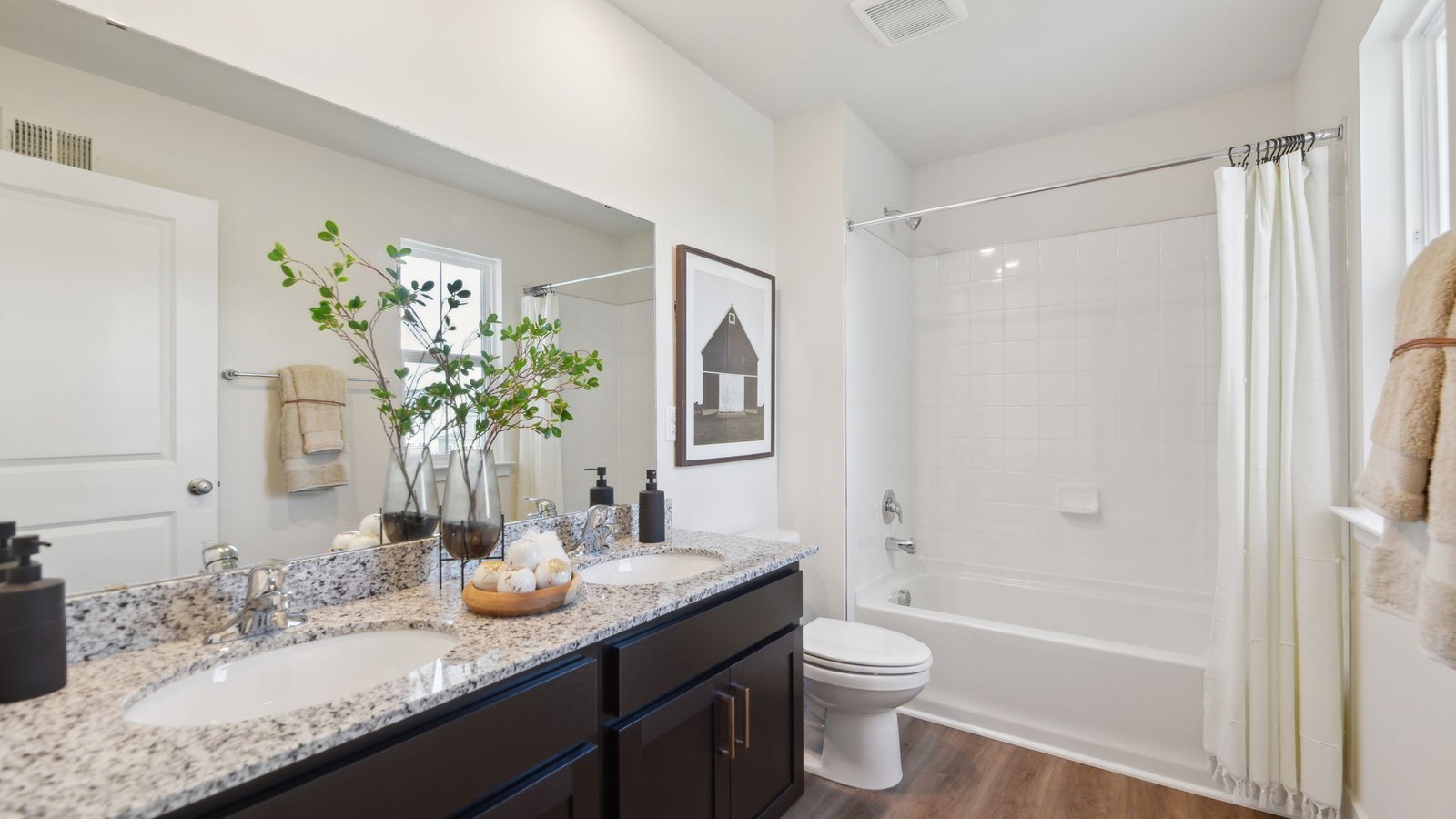 secondary full bathroom