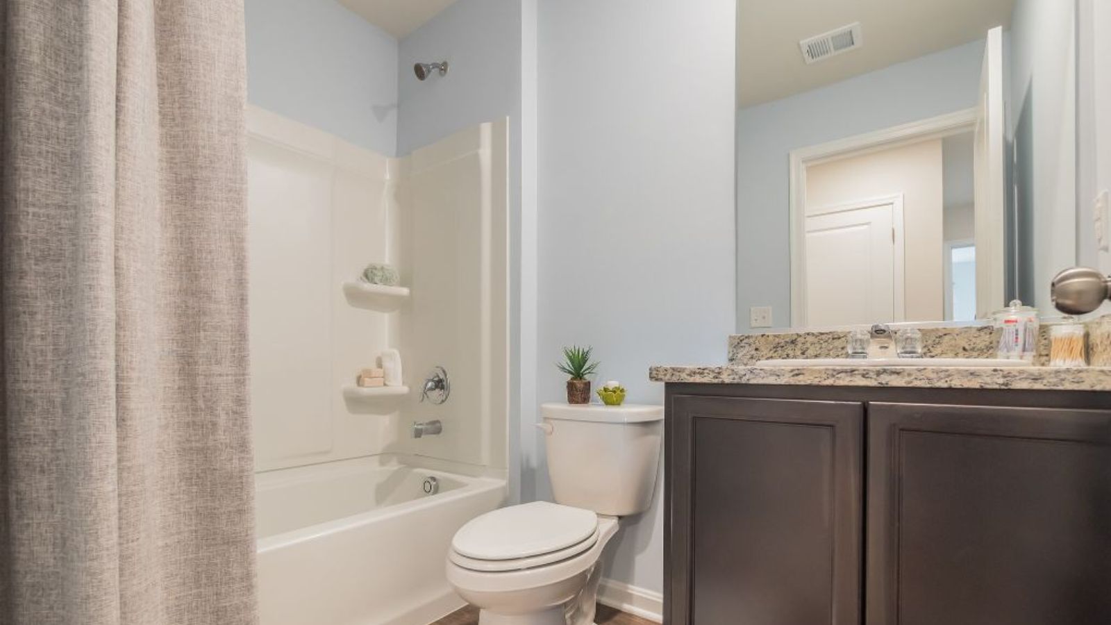 secondary full bathroom
