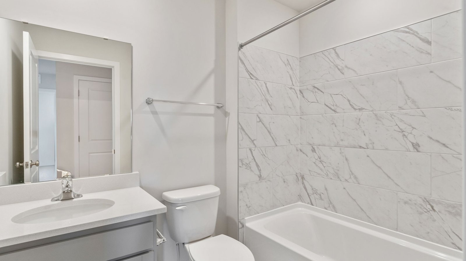 secondary full bathroom