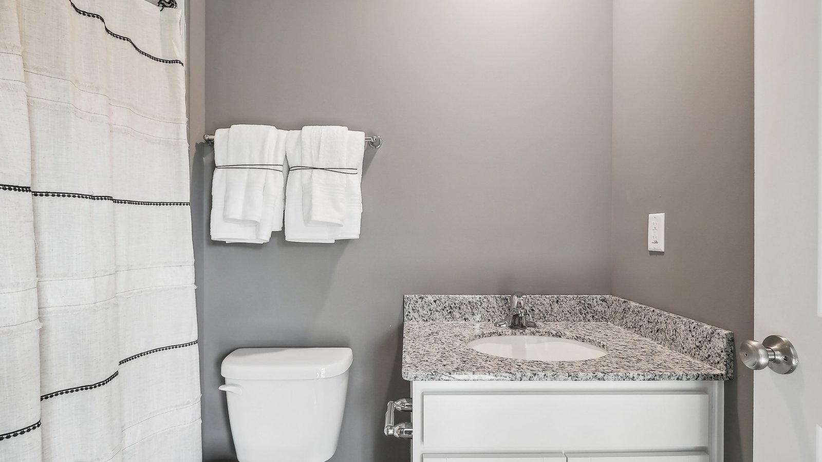 secondary full bathroom