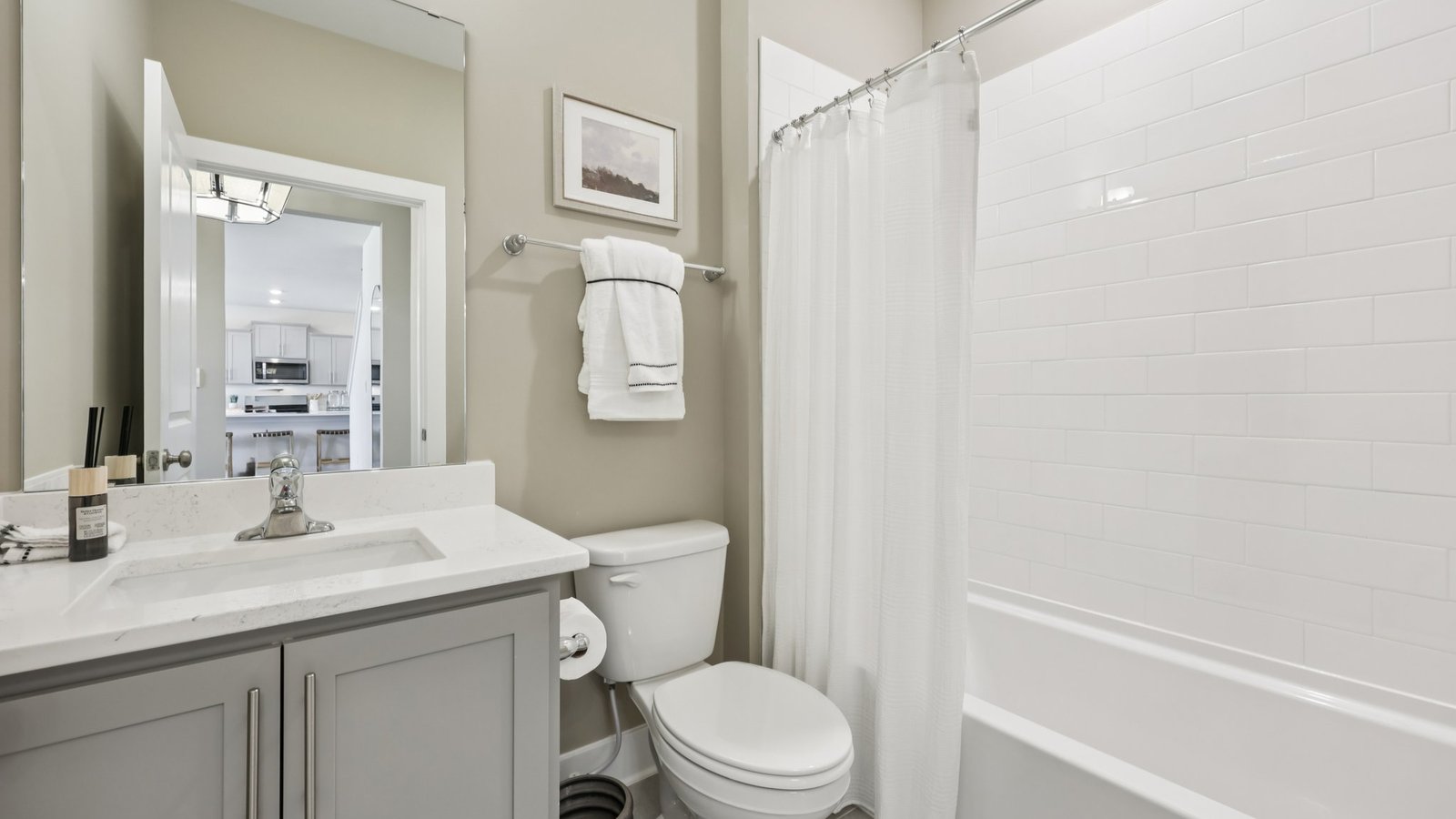 modern secondary full bathroom