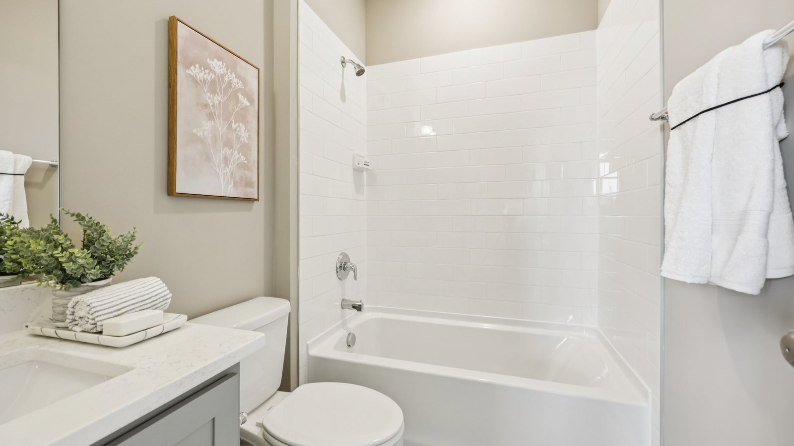 modern secondary full bathroom