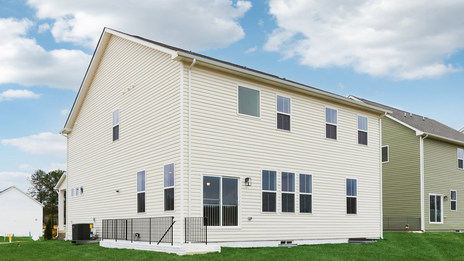 New home in Fredericksburg, VA back and side of the home