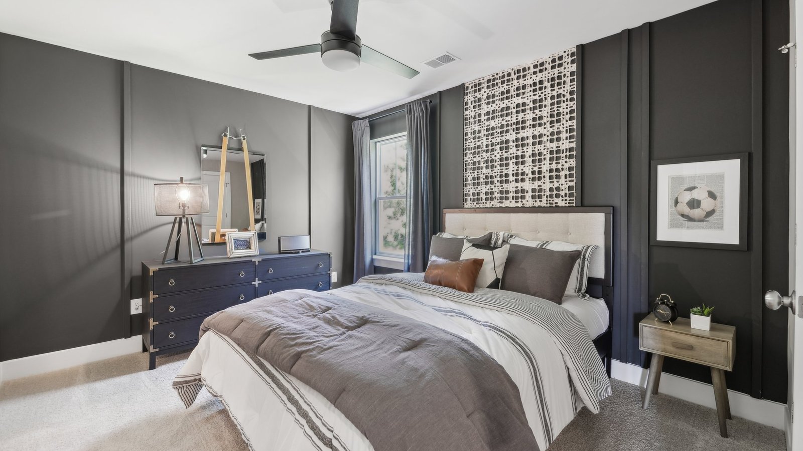 secondry bedroom with modern design