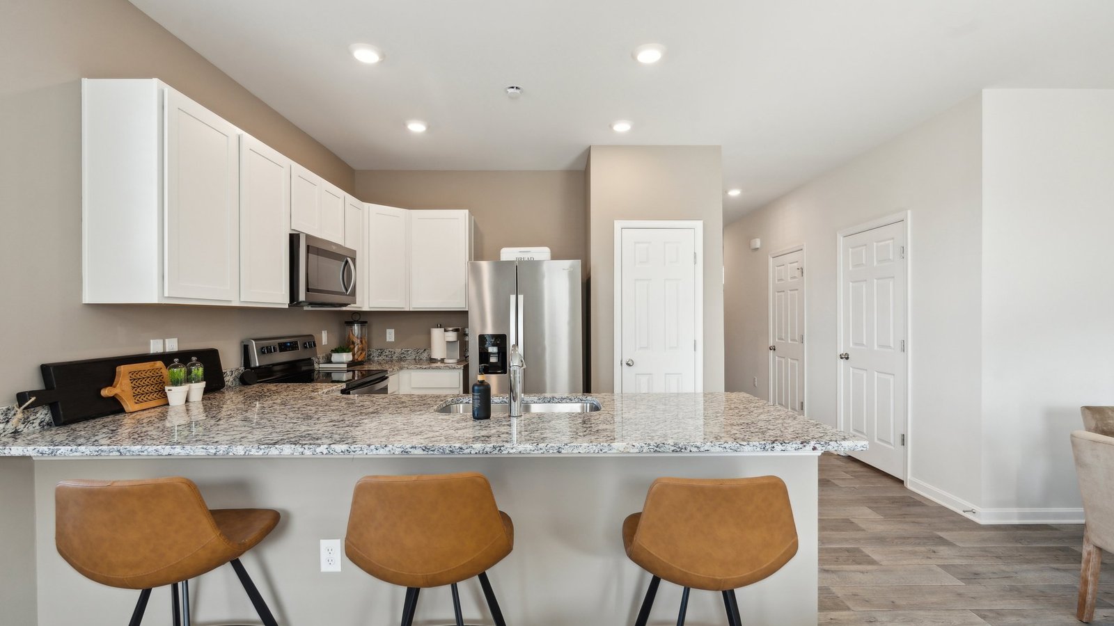 counter sits 4 people