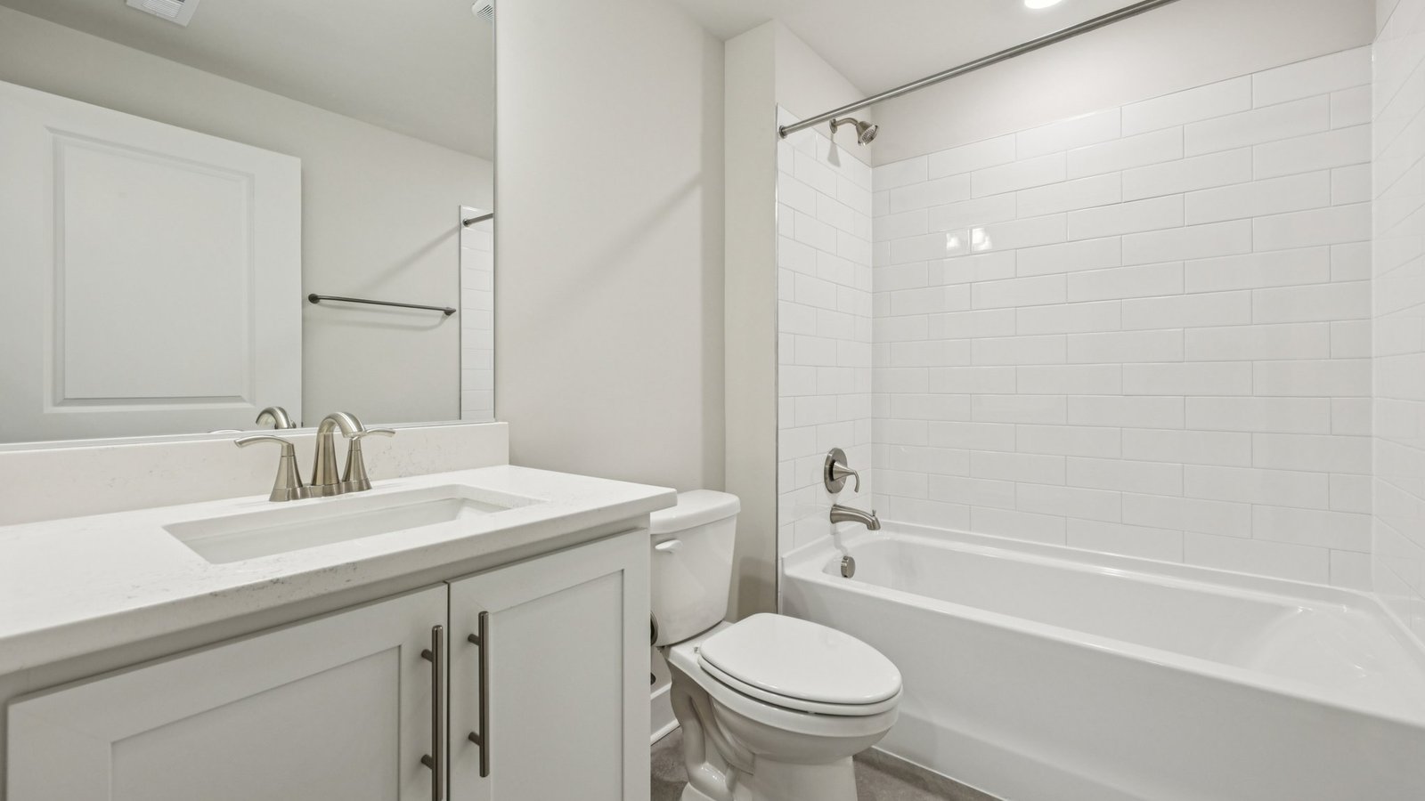 Secondary bathroom with a tub