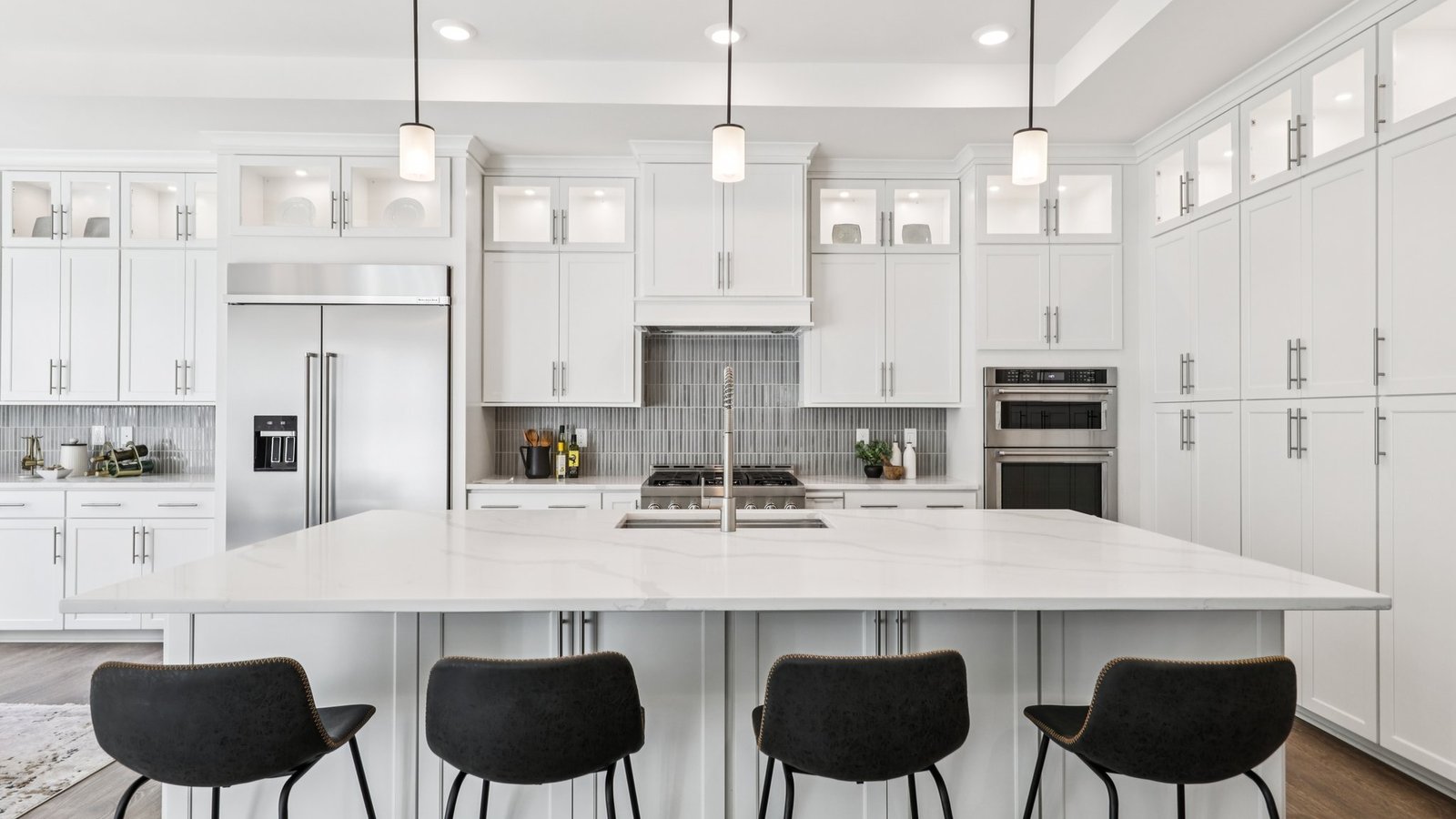 large breakfast island sits up to 4 people