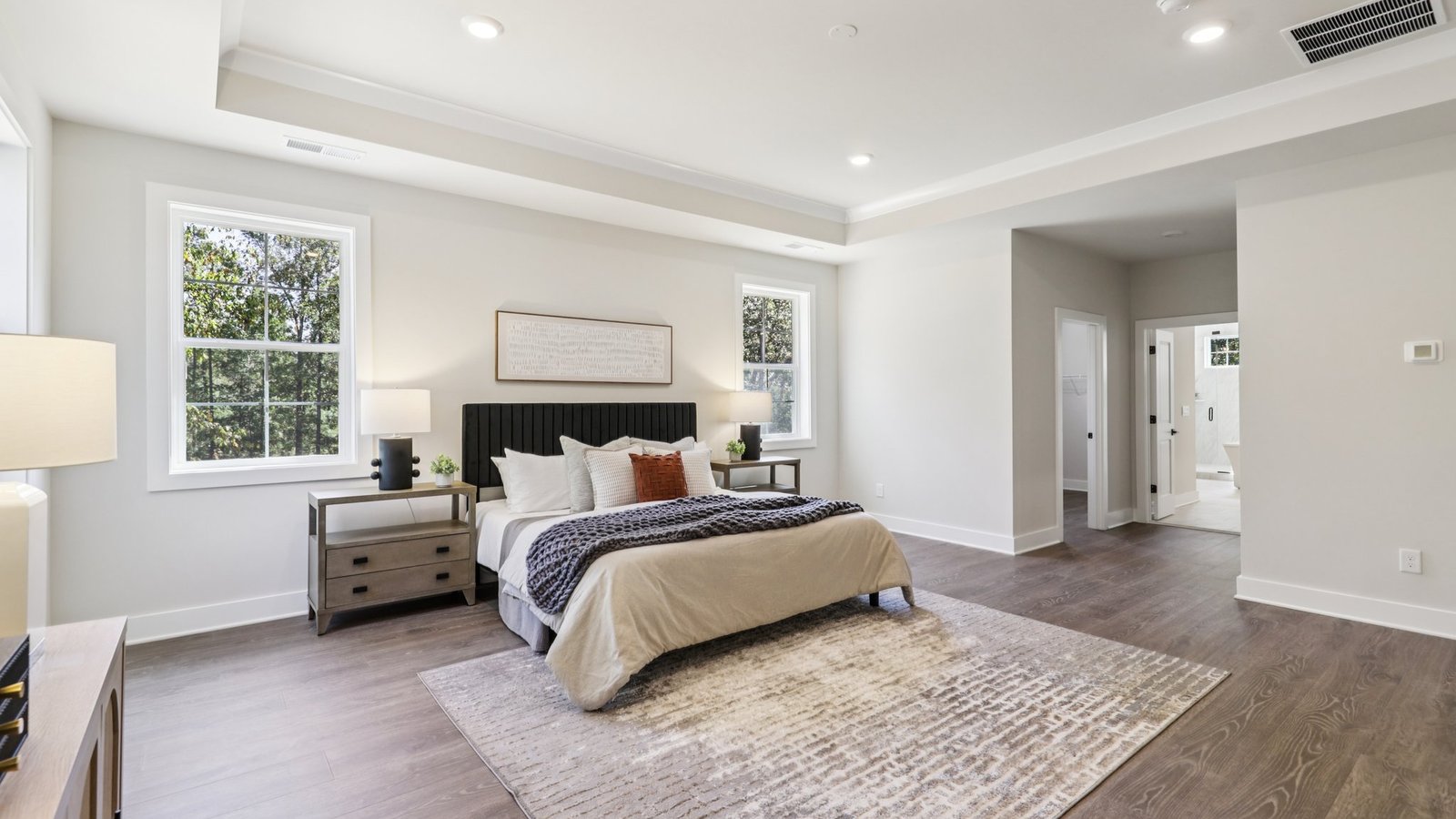 windows on both sides of the bed