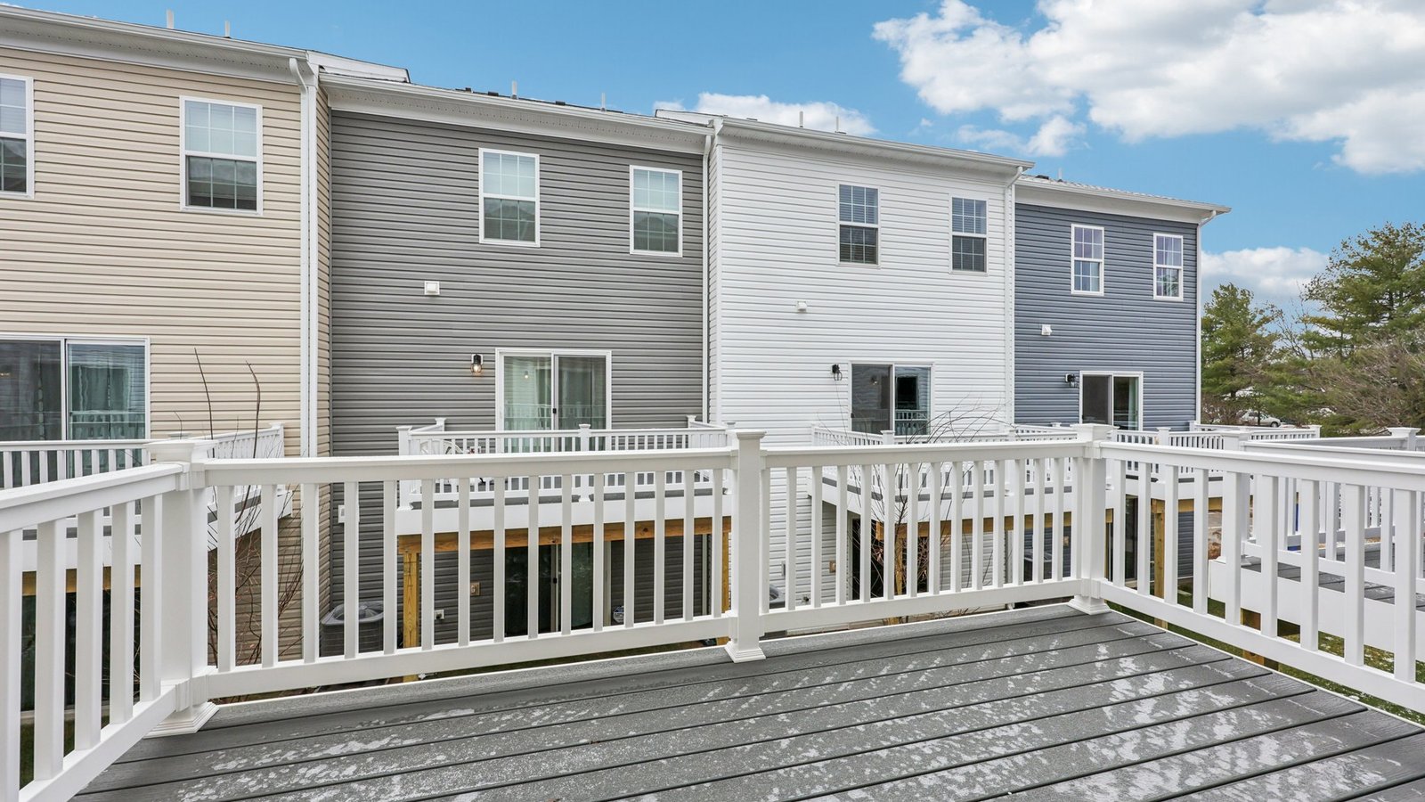 Spacious deck off a kitchen