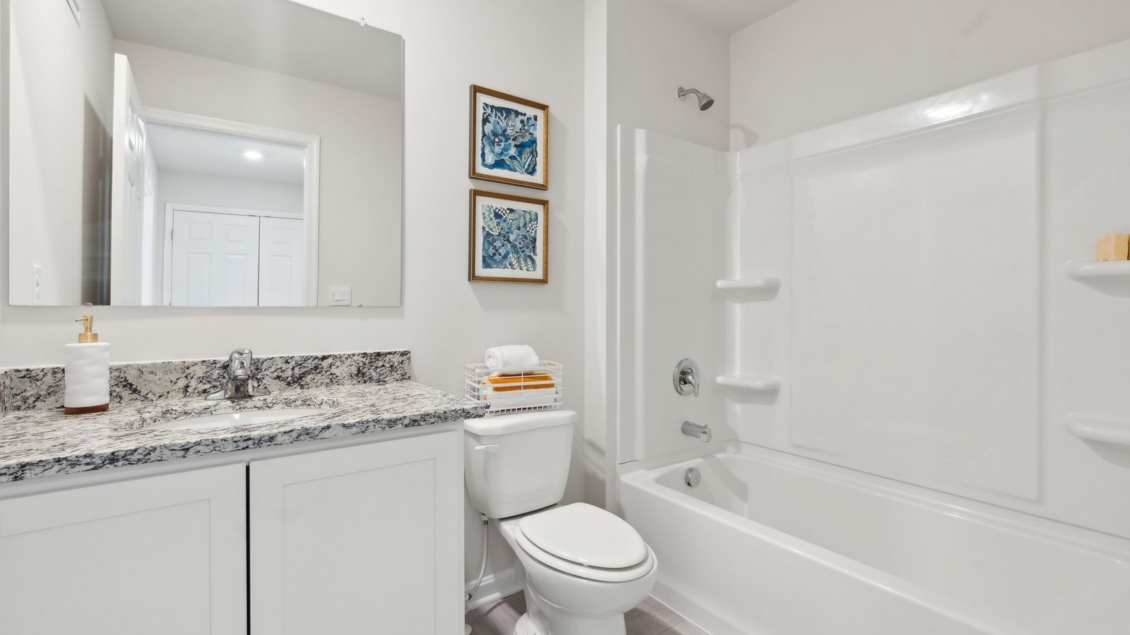 secondary full bathroom