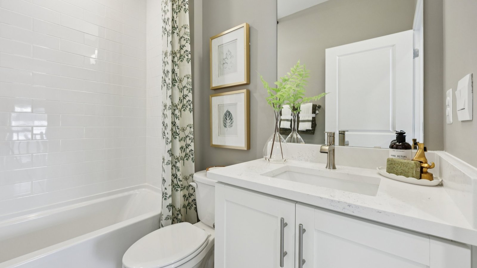 secondary full bathroom