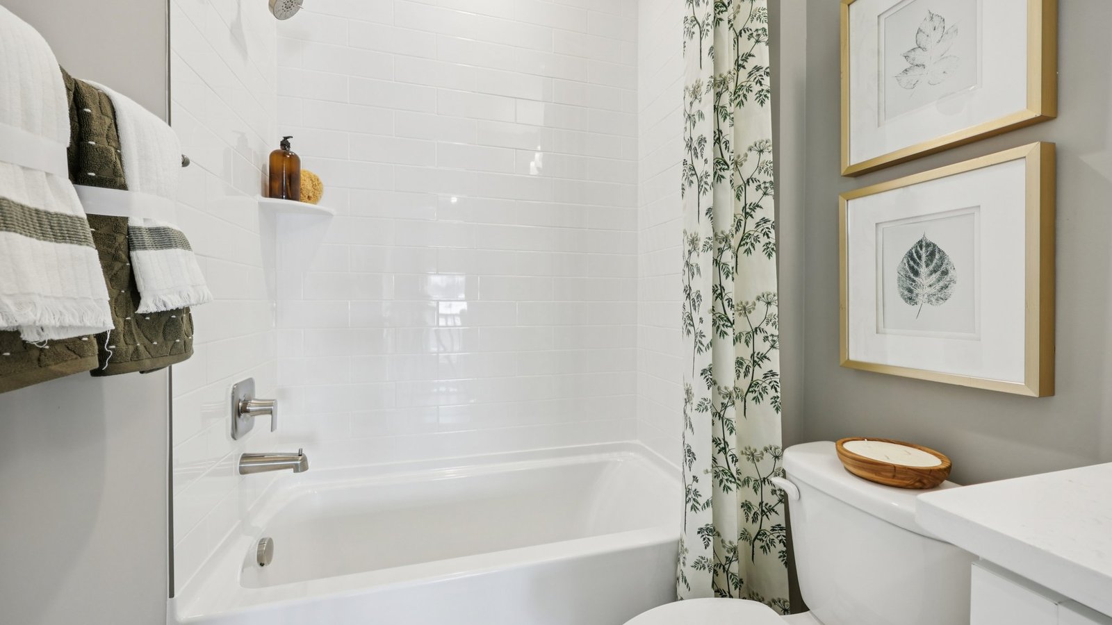 secondary full bathroom