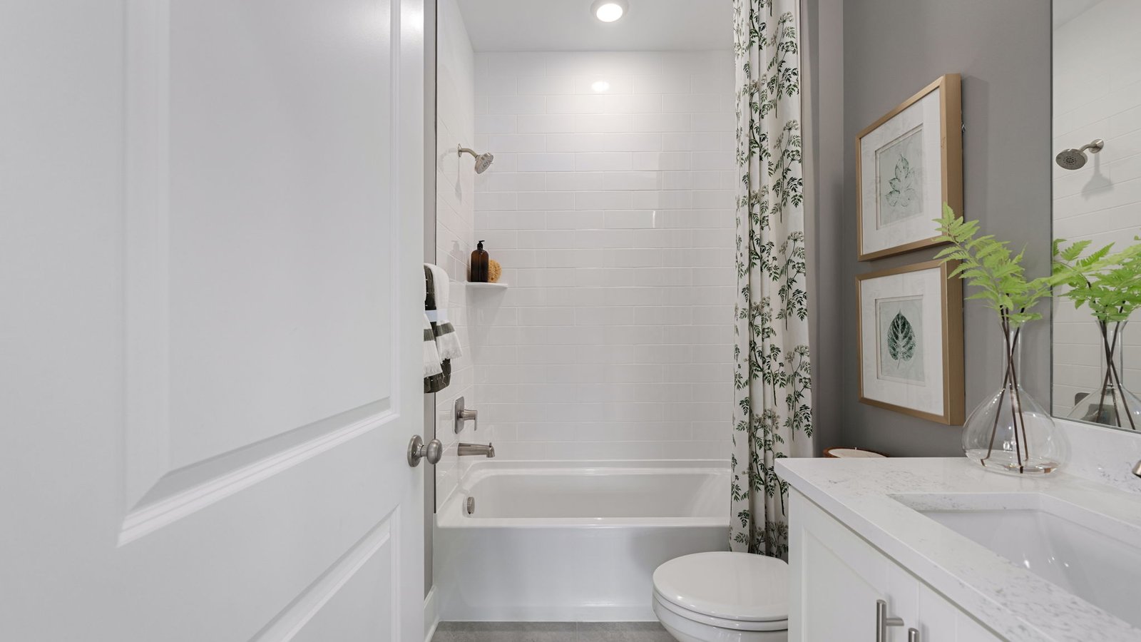 secondary ful bathroom on upper level
