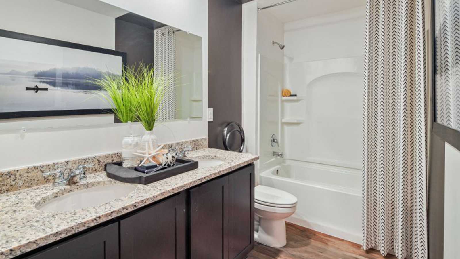 secondary full bathroom