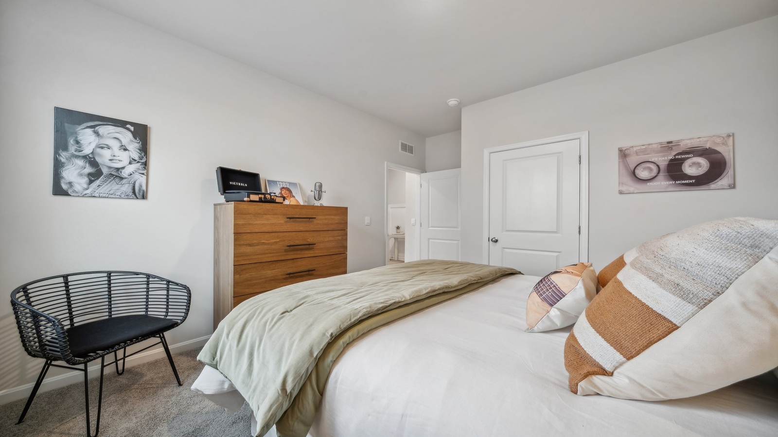 Secondary bedroom in Red Oaks includes natural window light, closet with space, connectivity to residence