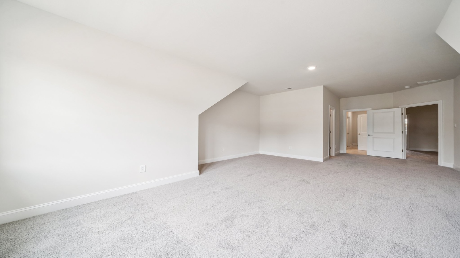 Bright and open owner's bedroom in Country Club Villas overlooking the backyard, en-suite bathroom, Walk-in closet.