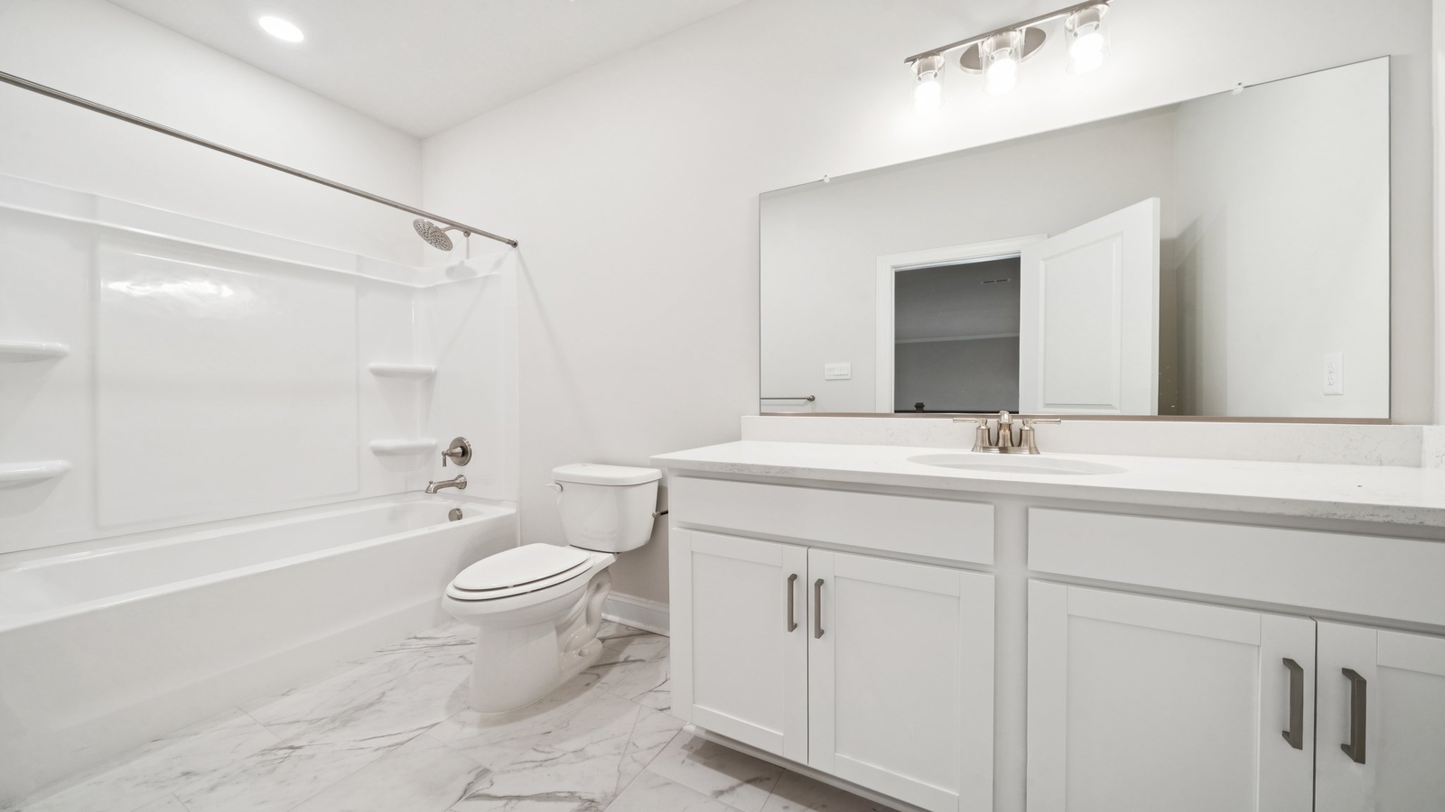 Full secondary bathroom with tub - shower combo, vanity, with fresh designs at Country Club Villas