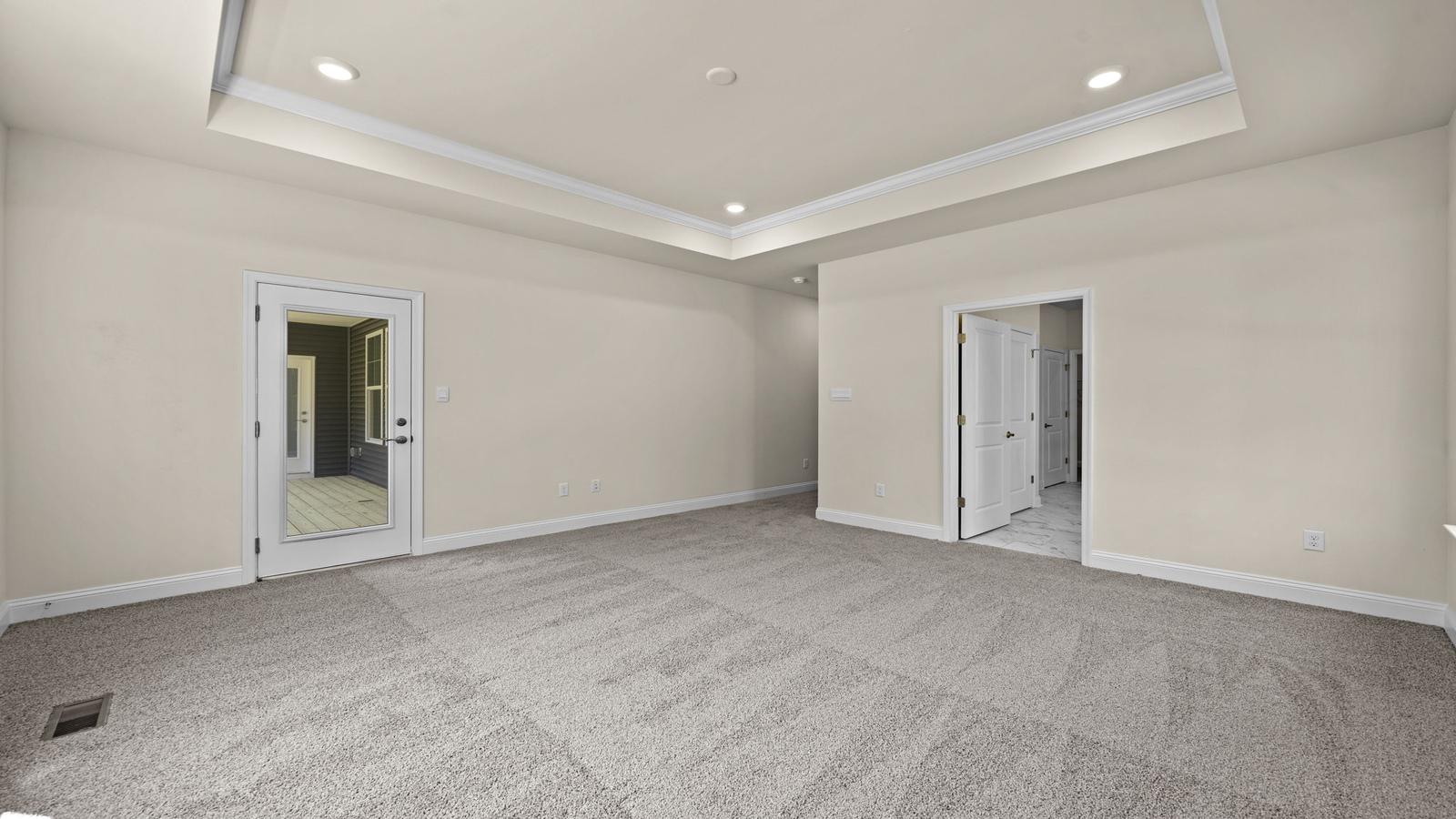 Bright and open owner's bedroom in Maidens Farm overlooking the backyard, en-suite bathroom, Walk-in closet.