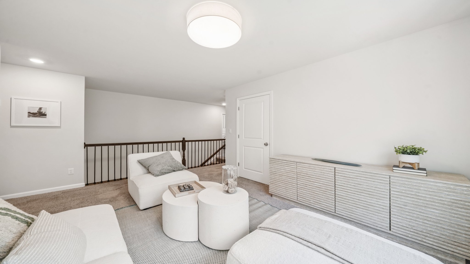 Loft multi-use area adjacent to bedrooms, shared bath, with natural light, ideal entertainment, office, study or game room