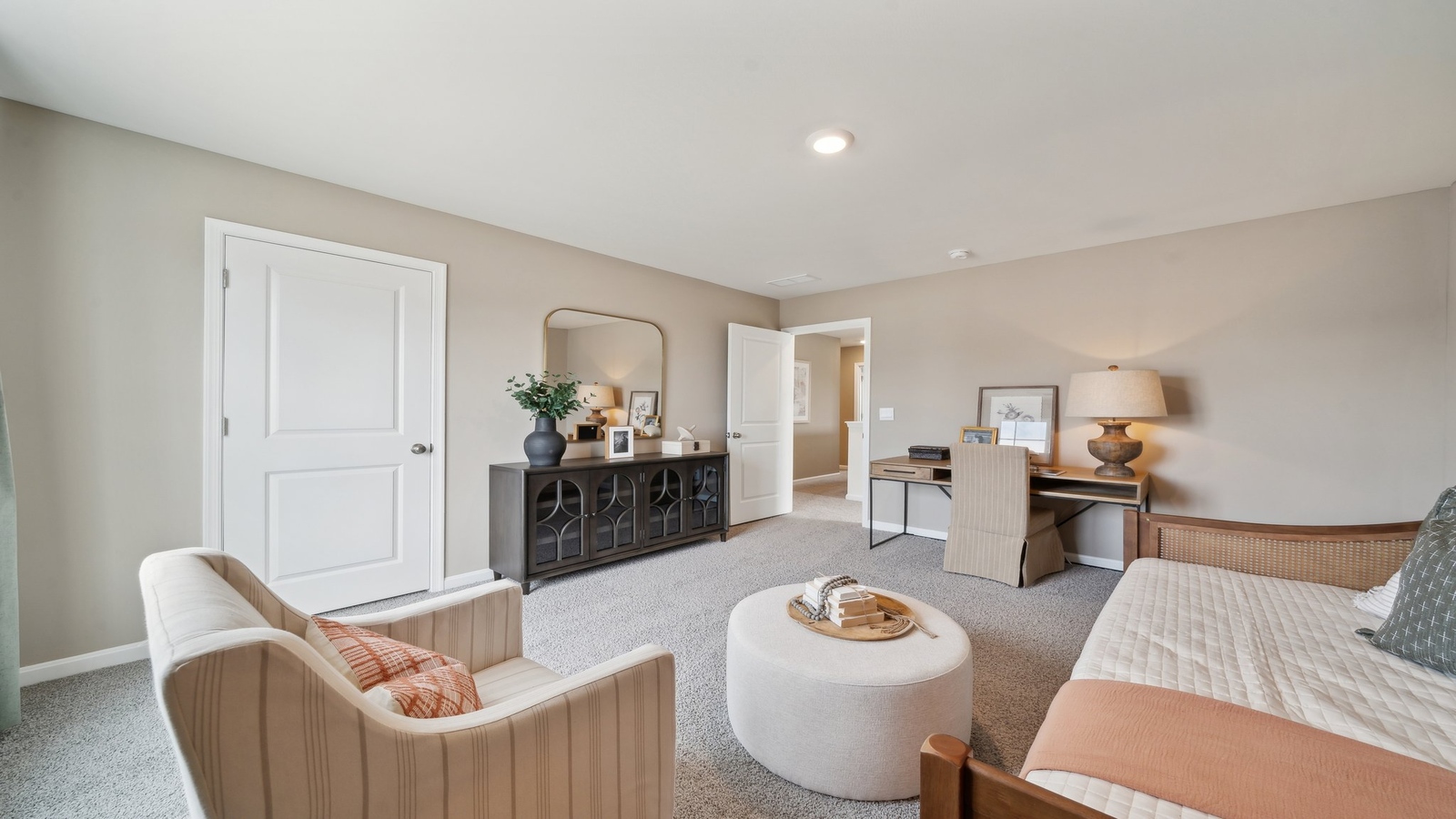 Loft multi-use area adjacent to bedrooms, shared bath, with natural light, ideal entertainment, office, study or game room