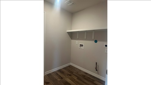 Laundry room with electric and gas connections