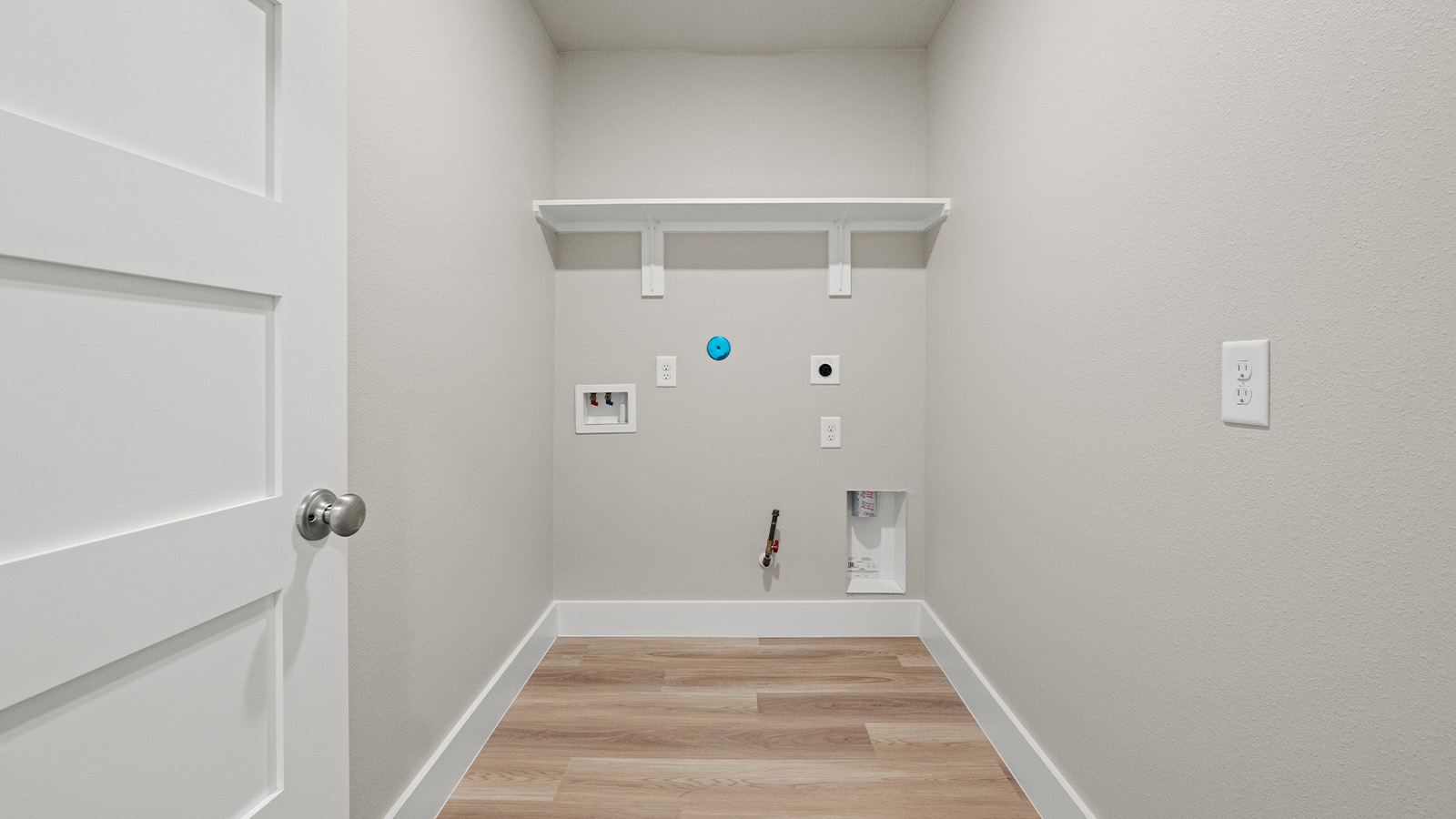 Laundry room with electric and gas connections