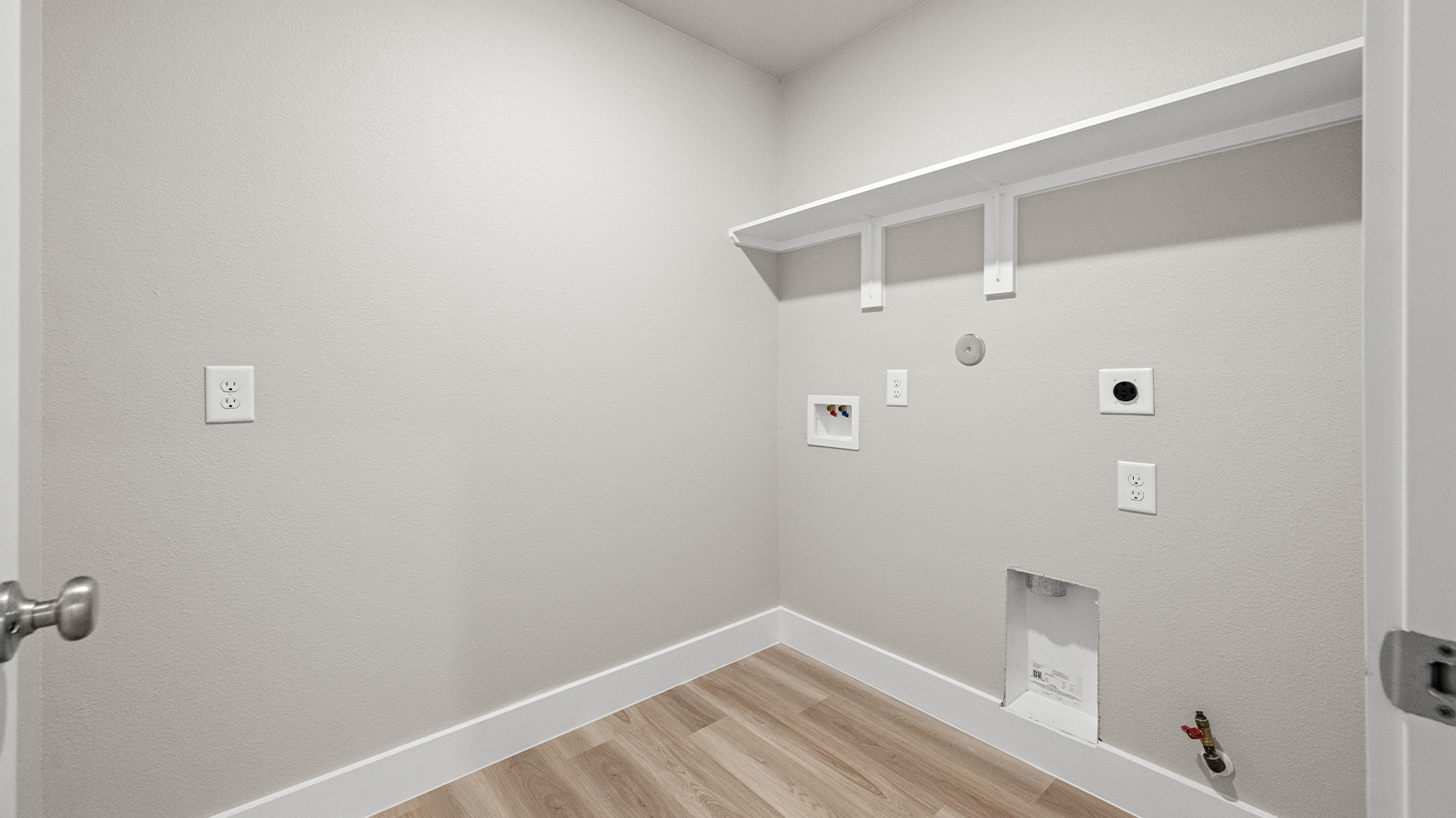 Laundry room with electric and gas connections