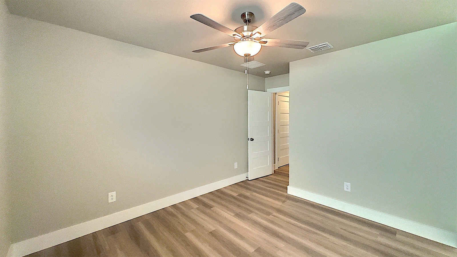 Bedroom 4 with EVP flooring