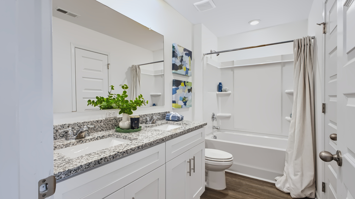 Guest bath upstairs with combo tub/shower