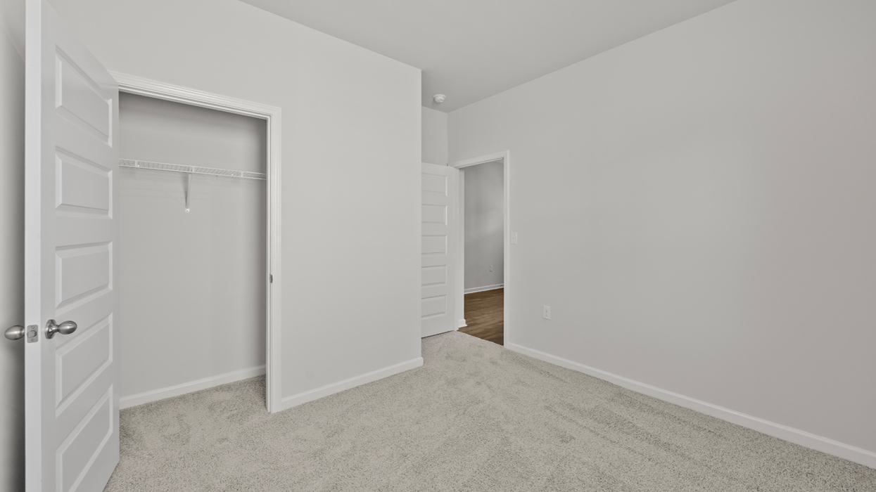 Guest bedroom with carpeting and closet