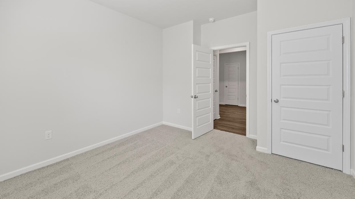 Guest bedroom with carpeting and closet