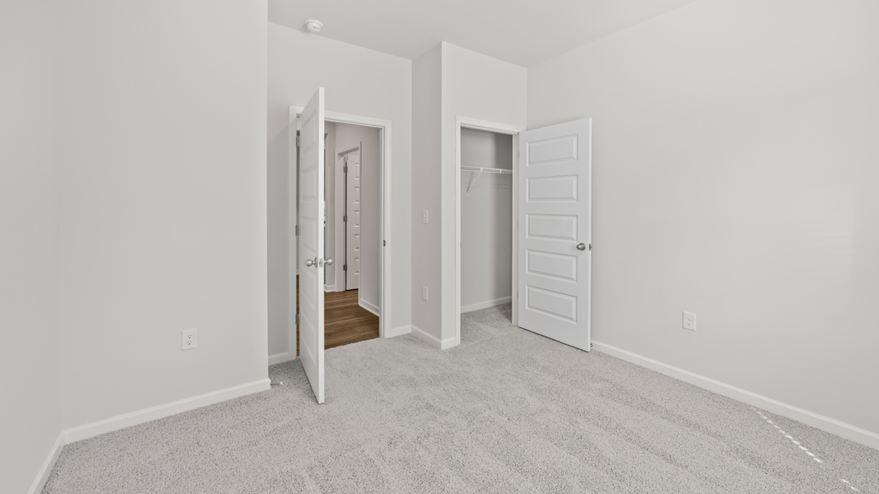 Guest bedroom with carpeting and closet