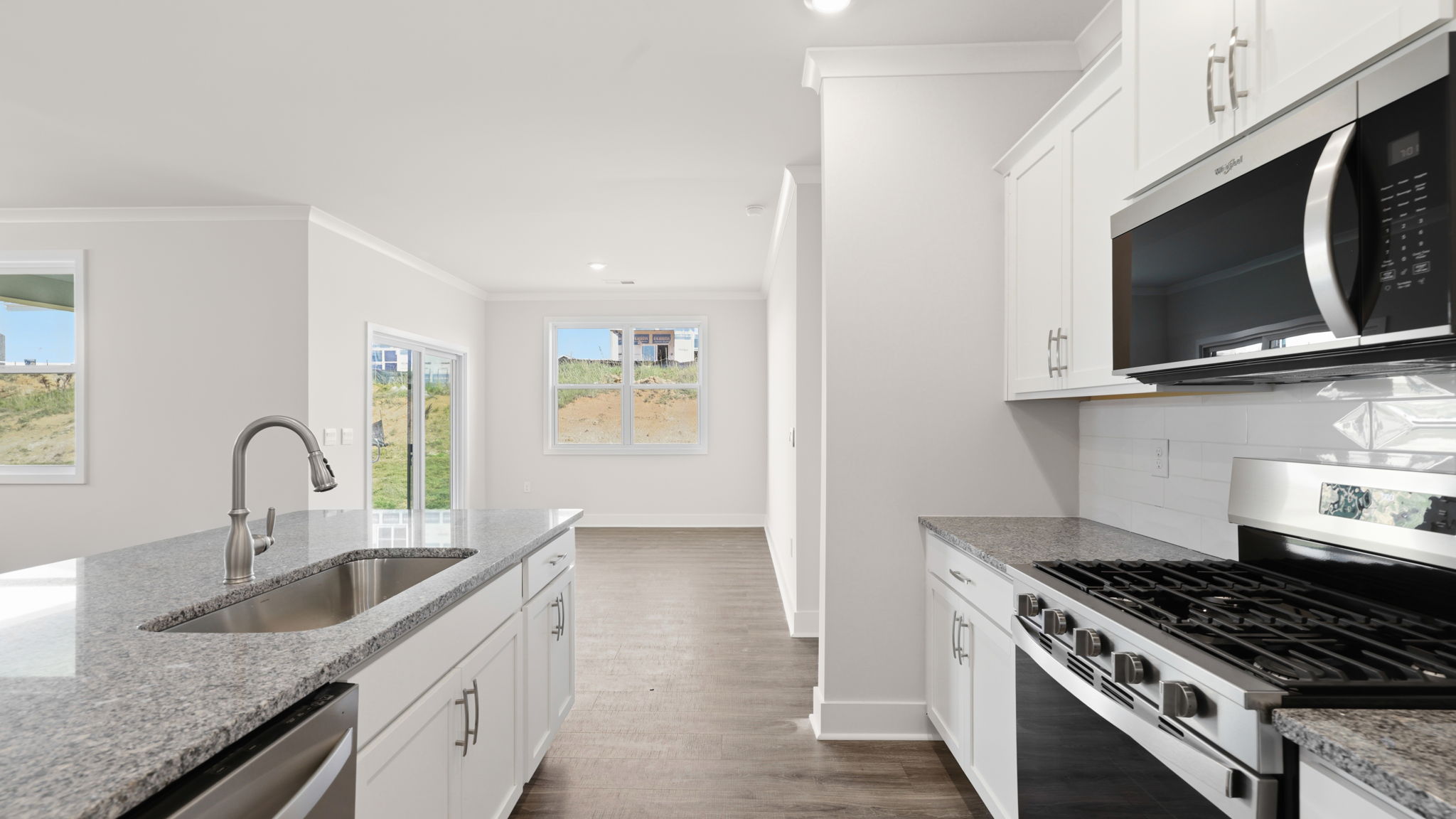Kitchen with island, with build in sink and stainless steel appliances