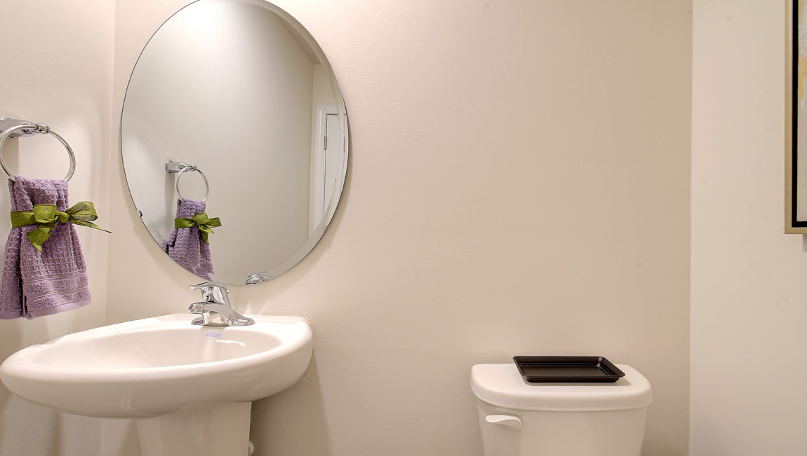 Half bathroom with single sink and mirro