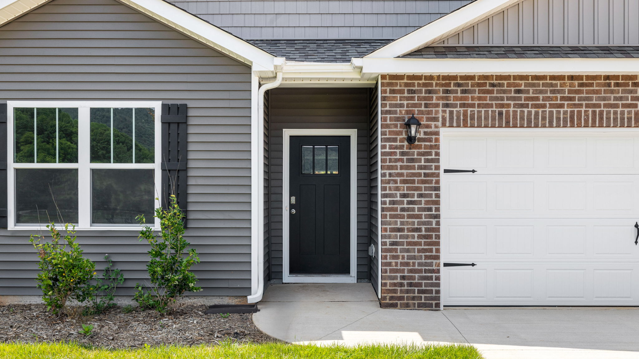 Close up front exterior view of Cali floorplan