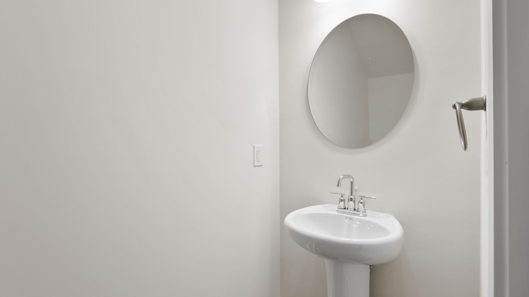 Half bath with single sink and mirror