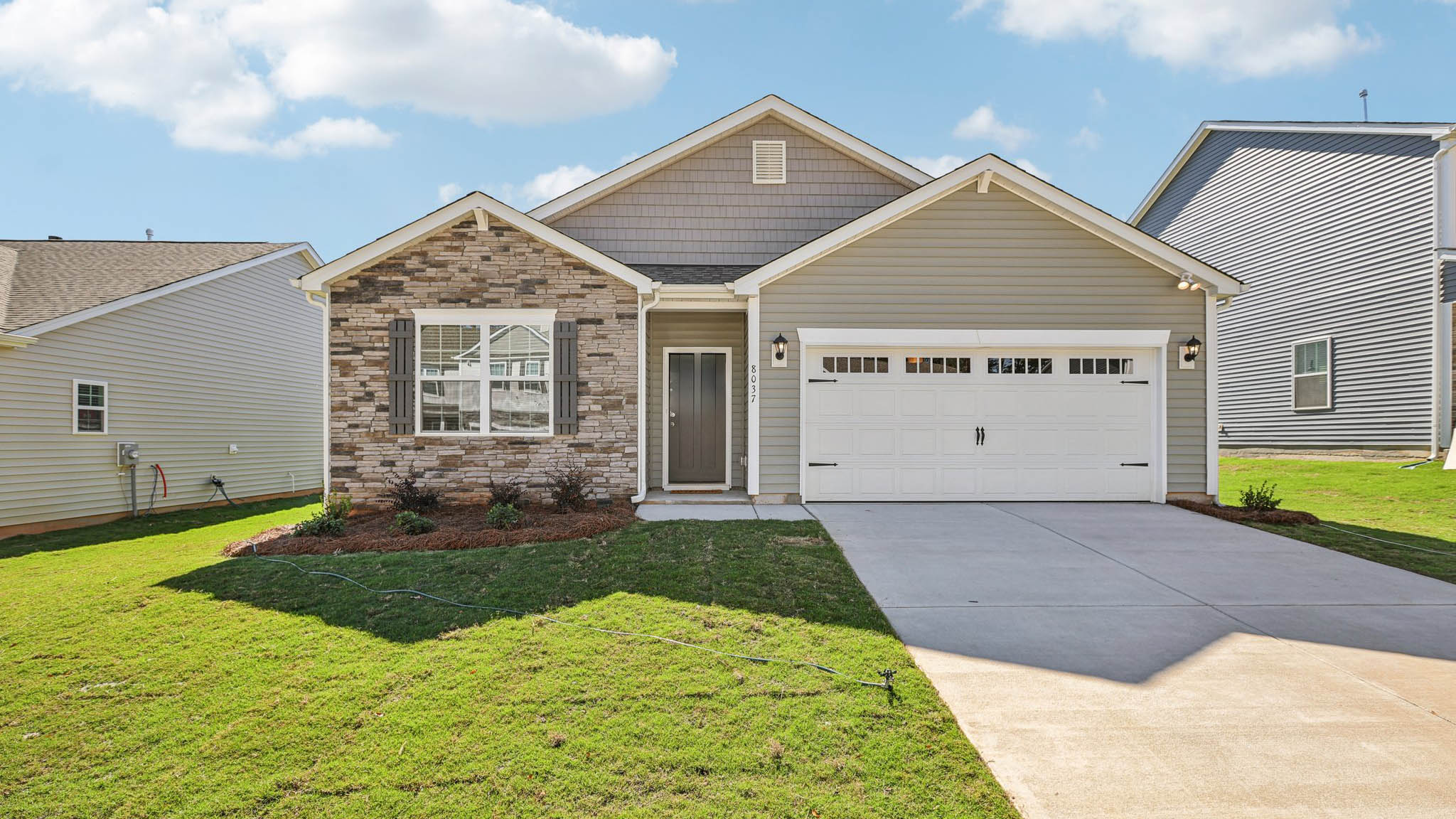 Front view of single level home with driveway