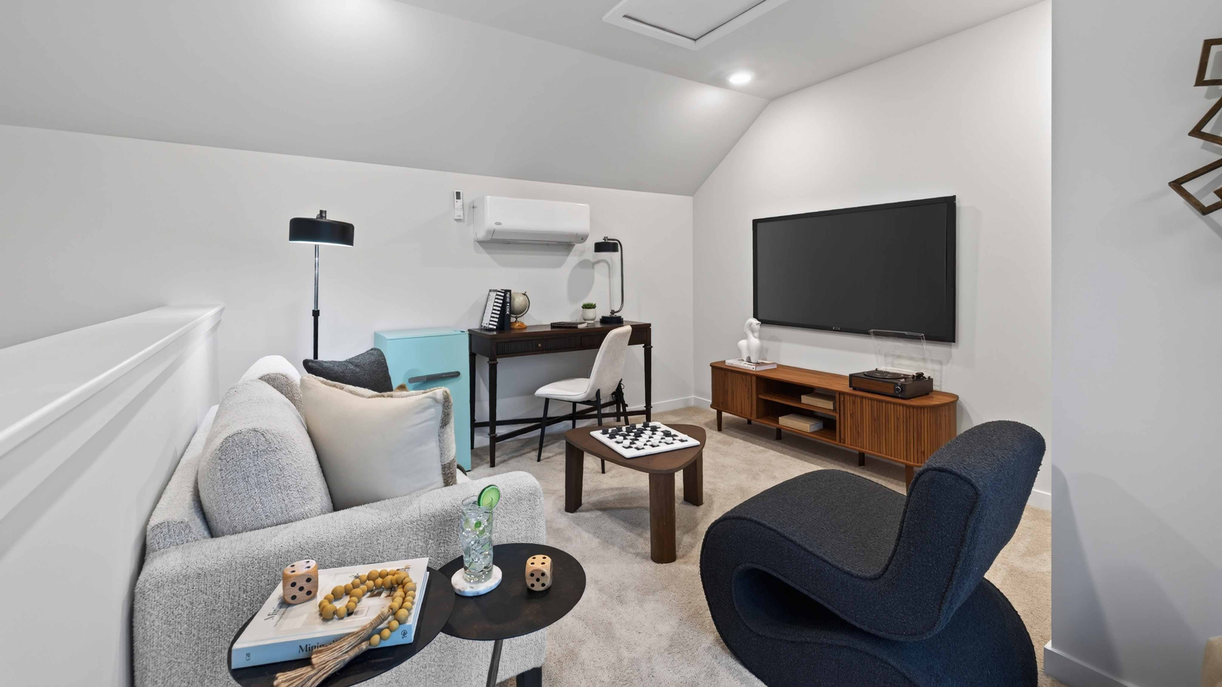 Bonus room with window