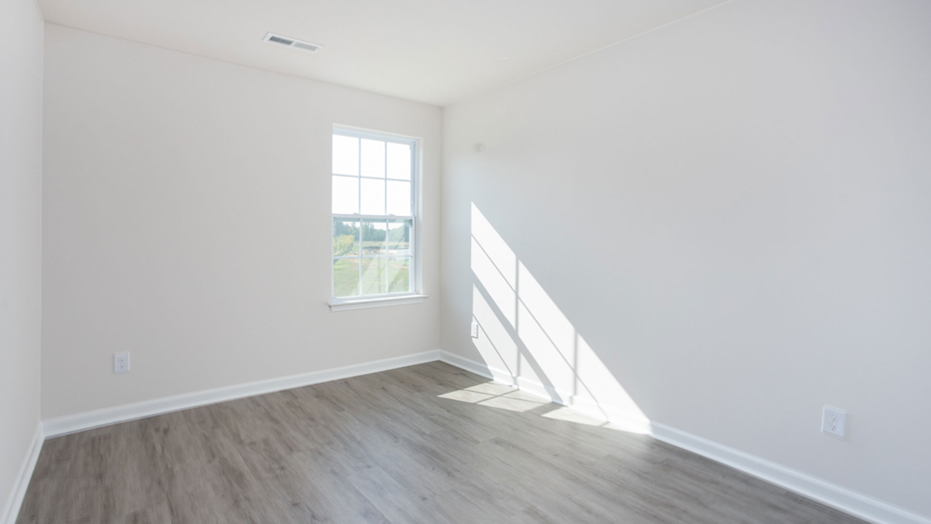 bedroom with carpet flooring