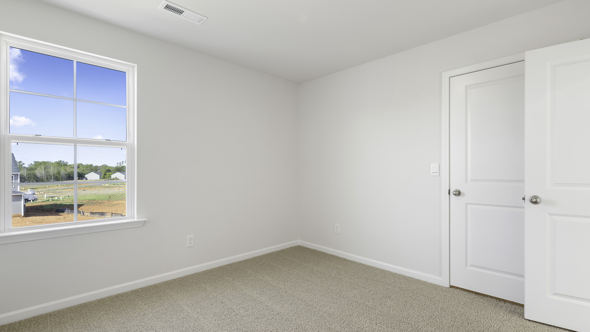 secondary bedroom with closet