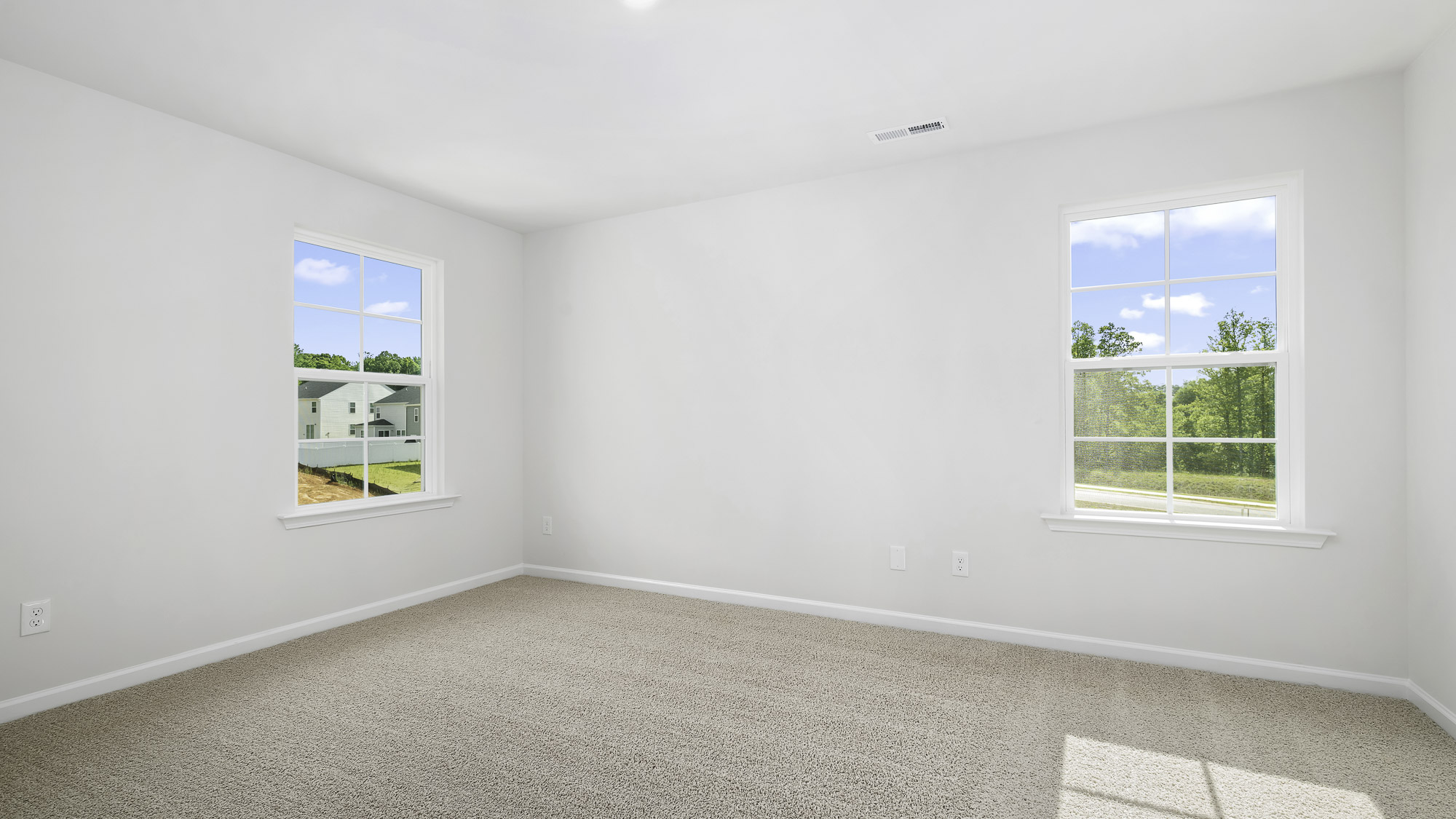 bedrom with carpet and 2 windows